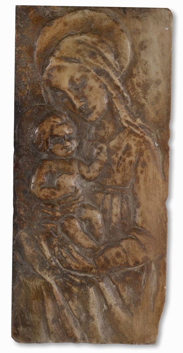Bassorilievo in marmo raffigurante Madonna con il bambino