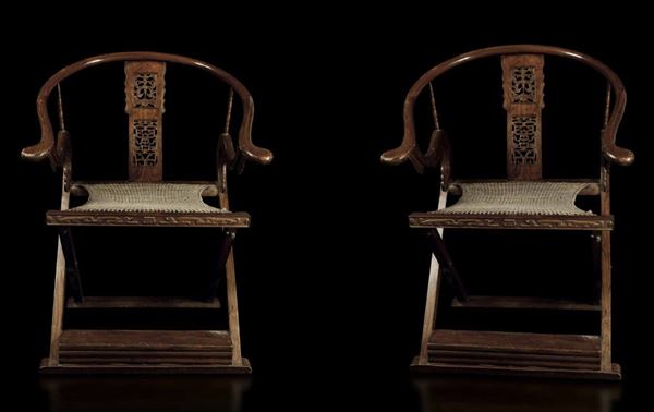 Coppia di poltrone richiudibili in legno di Huali con schienale lavorato a traforo e seduta in corda intrecciata, Cina, Dinastia Qing, XIX secolo