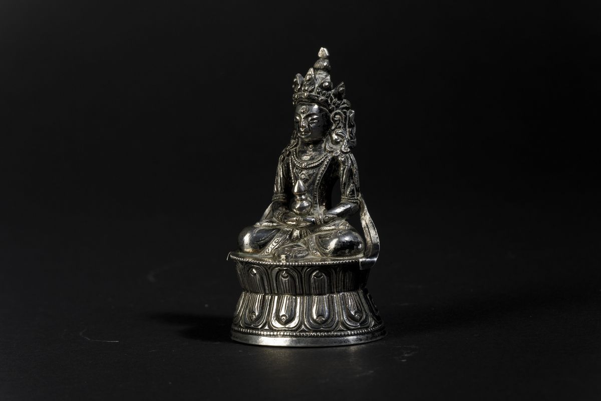 Piccola Figura di Buddha Amitayus Seduto su Doppio Fiore di Loto in Argento, Cina, Dinastia Qing,...