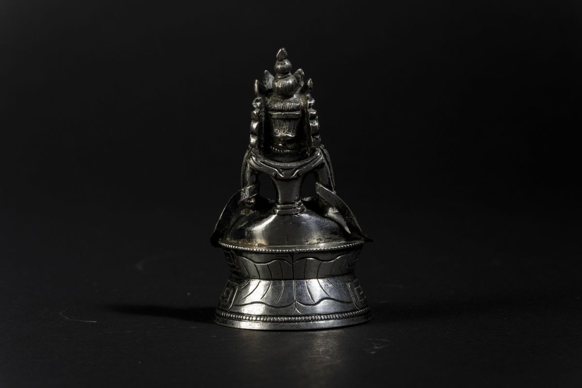 Piccola Figura di Buddha Amitayus Seduto su Doppio Fiore di Loto in Argento, Cina, Dinastia Qing,...