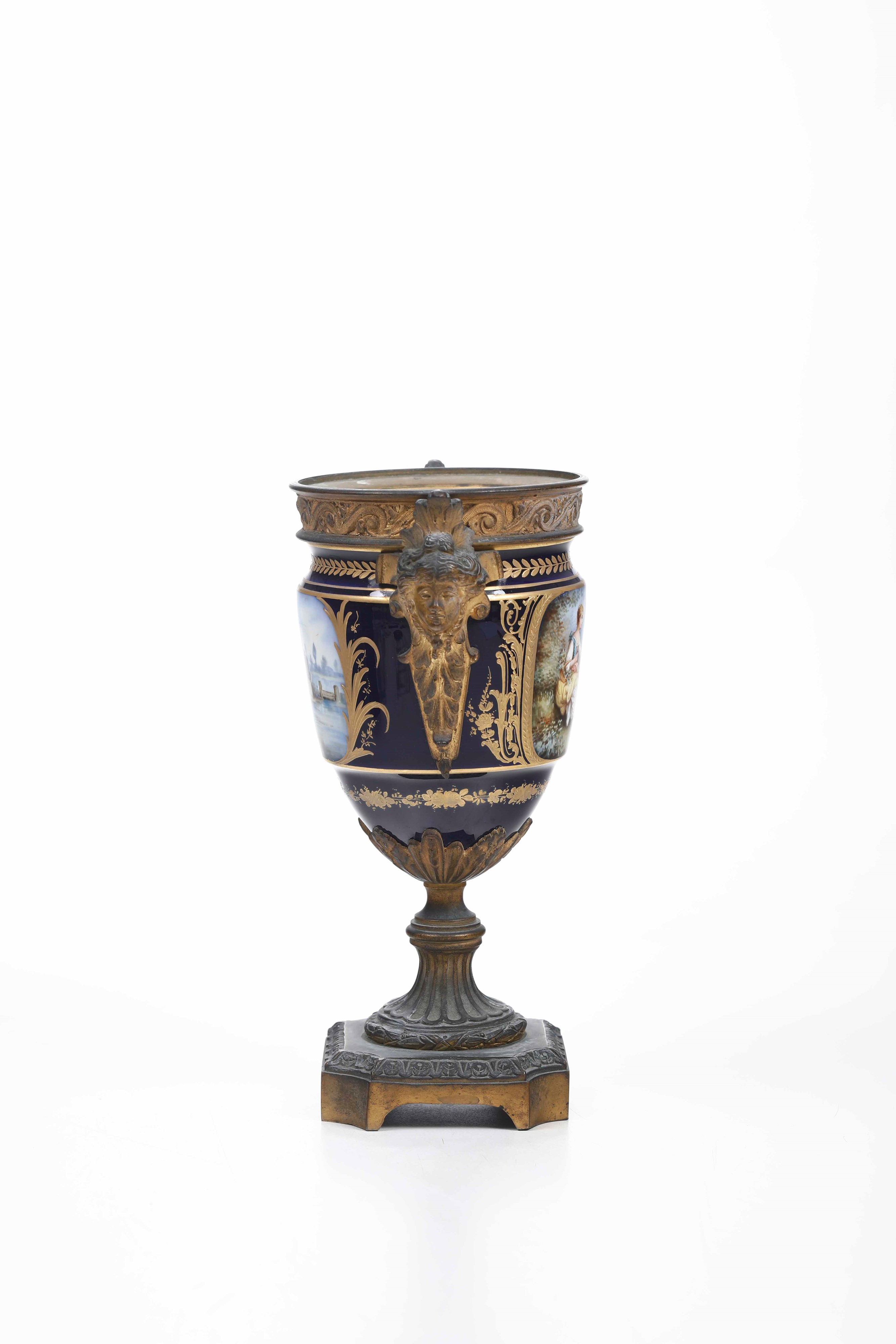 Francia, XIX secolo, Vaso in porcellana con bronzo dorato