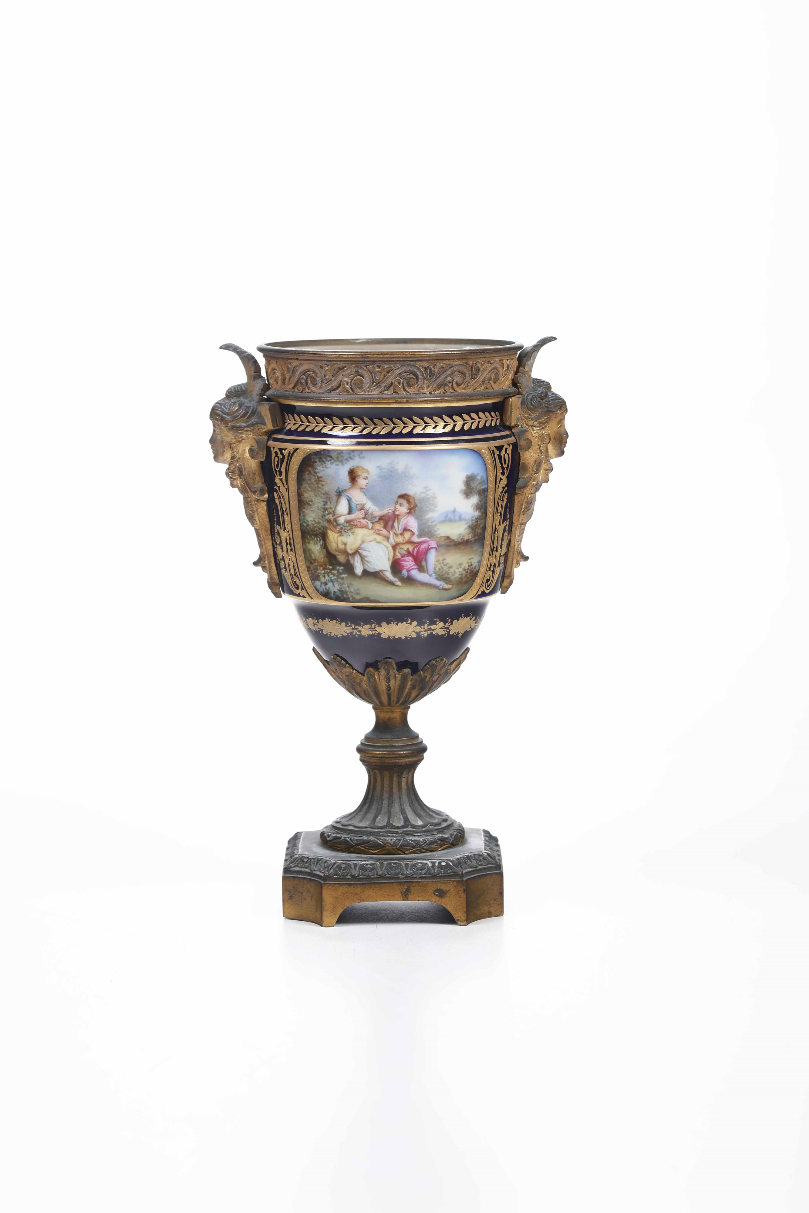 Francia, XIX secolo, Vaso in porcellana con bronzo dorato