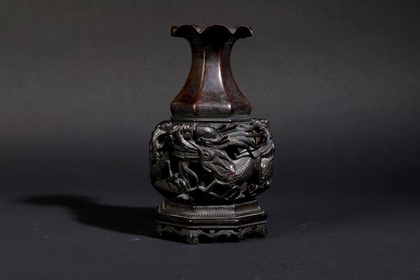 Vaso in bronzo con decoro di draghi tra le nuvole a traforo e a rilievo, Cina, Dinastia Qing, XVIII secolo
