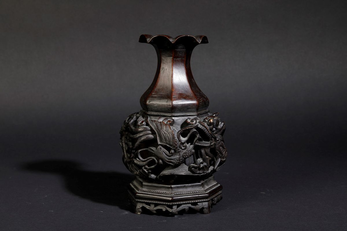 Vaso in Bronzo con Decoro di Draghi tra le Nuvole a Traforo e a Rilievo, Cina, Dinastia Qing, XVI...