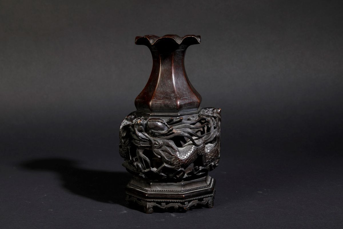 Vaso in Bronzo con Decoro di Draghi tra le Nuvole a Traforo e a Rilievo, Cina, Dinastia Qing, XVI...