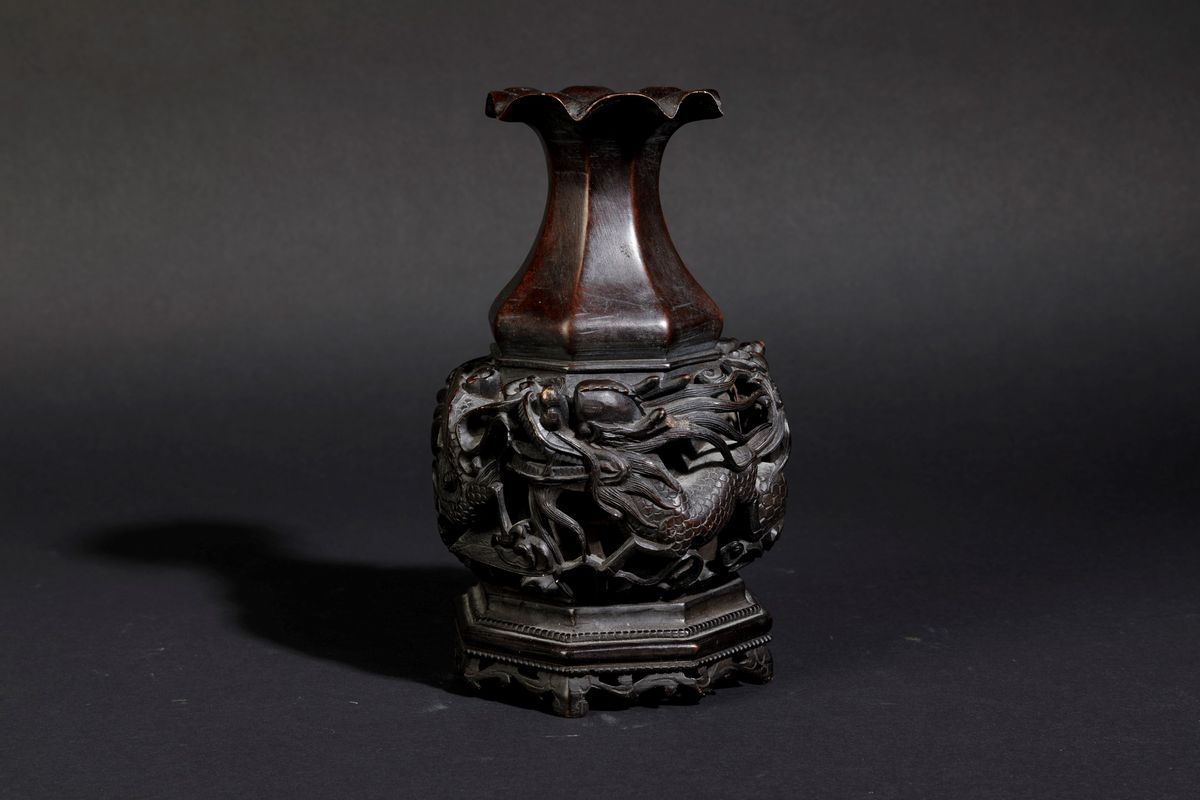 Vaso in Bronzo con Decoro di Draghi tra le Nuvole a Traforo e a Rilievo, Cina, Dinastia Qing, XVI...
