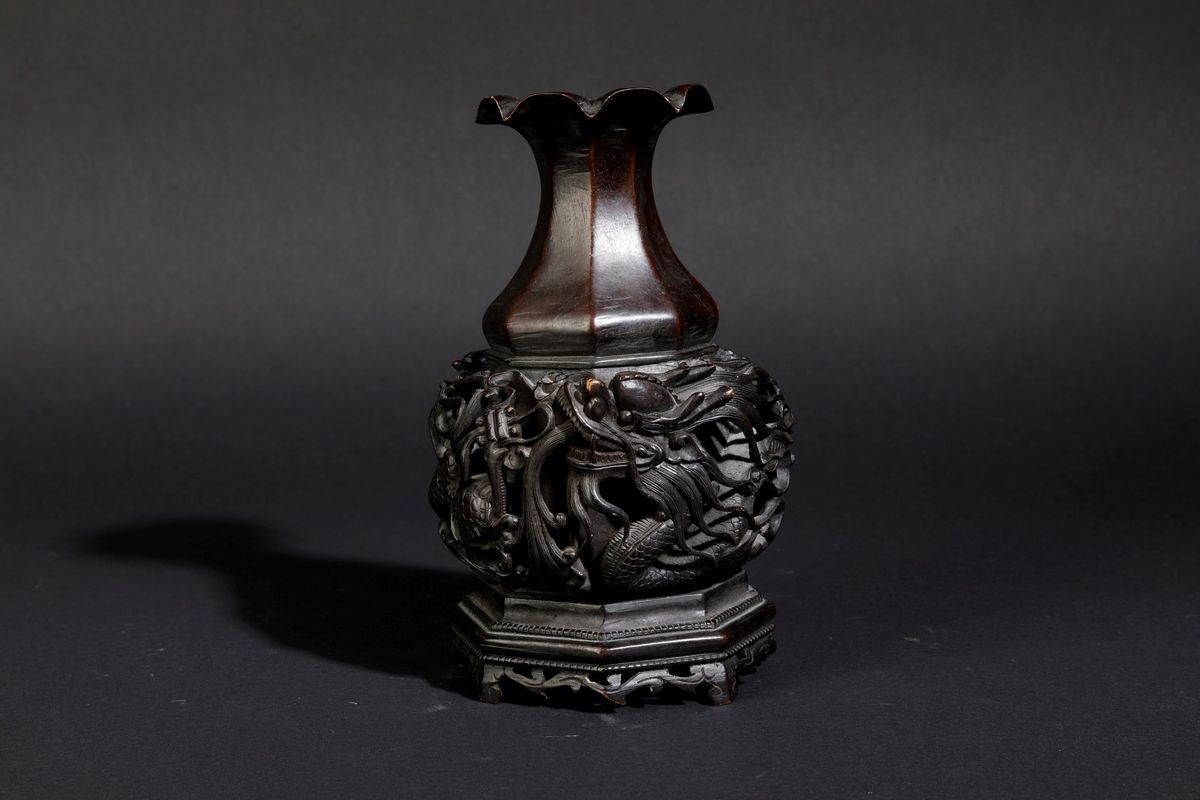 Vaso in Bronzo con Decoro di Draghi tra le Nuvole a Traforo e a Rilievo, Cina, Dinastia Qing, XVI...