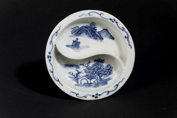 Piccolo porta condimenti in porcellana bianca e blu con paesaggi e pipistrelli, Cina, Dinastia Qing, XIX secolo