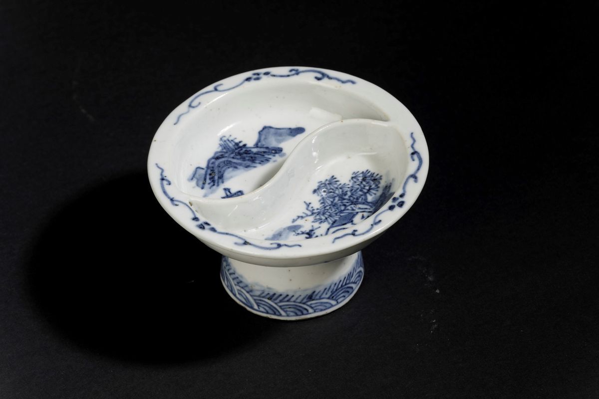 Piccolo Porta Condimenti in Porcellana Bianca e Blu con Paesaggi e Pipistrelli, Cina, Dinastia Qi...