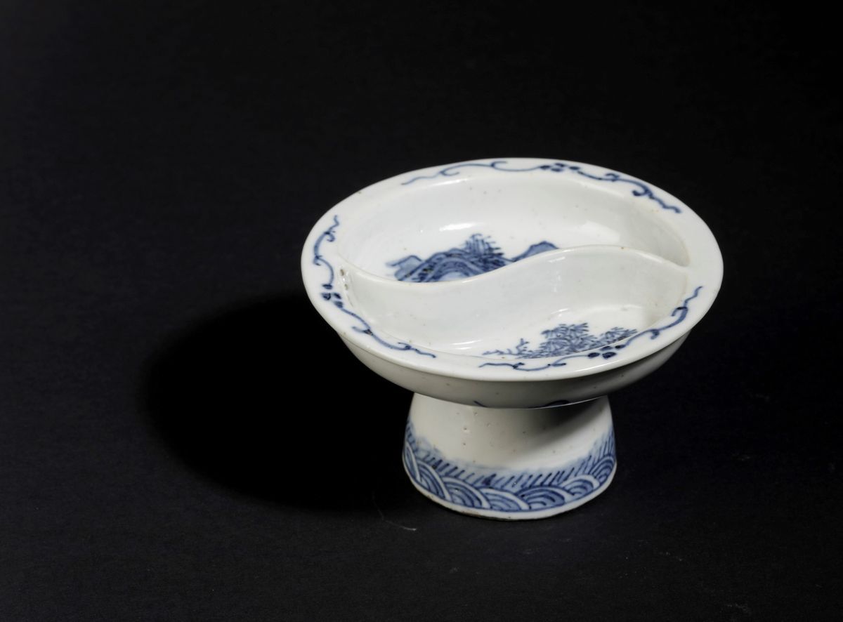 Piccolo Porta Condimenti in Porcellana Bianca e Blu con Paesaggi e Pipistrelli, Cina, Dinastia Qi...