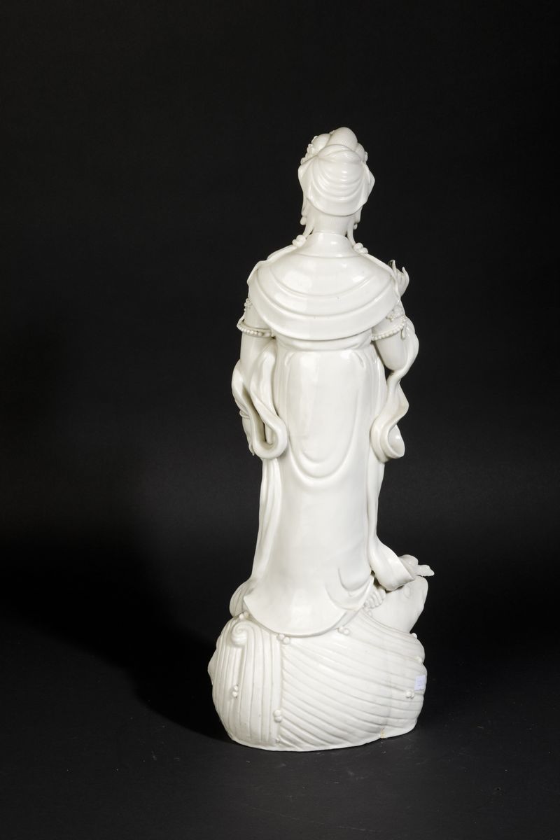 Grande Figura di Guanyin Stante su Pesce in Porcellana Blanc De Chine, Cina, XX Secolo