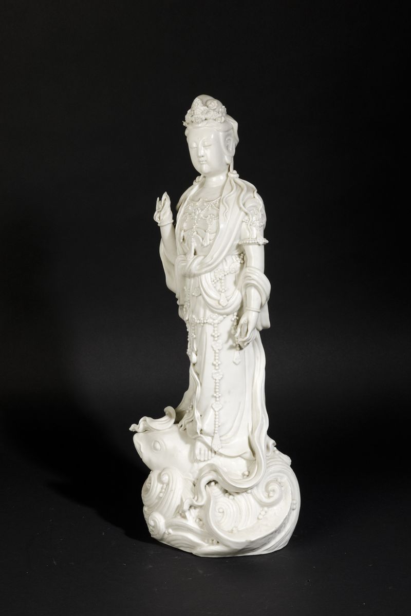 Grande Figura di Guanyin Stante su Pesce in Porcellana Blanc De Chine, Cina, XX Secolo
