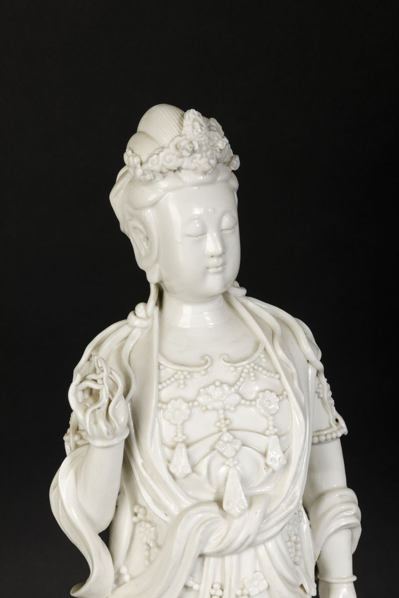 Grande Figura di Guanyin Stante su Pesce in Porcellana Blanc De Chine, Cina, XX Secolo