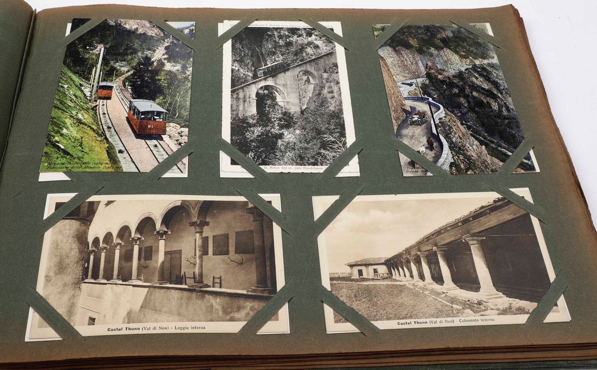 Cartoline e Fotografietre Album Contenenti Cartoline e Fotografie.