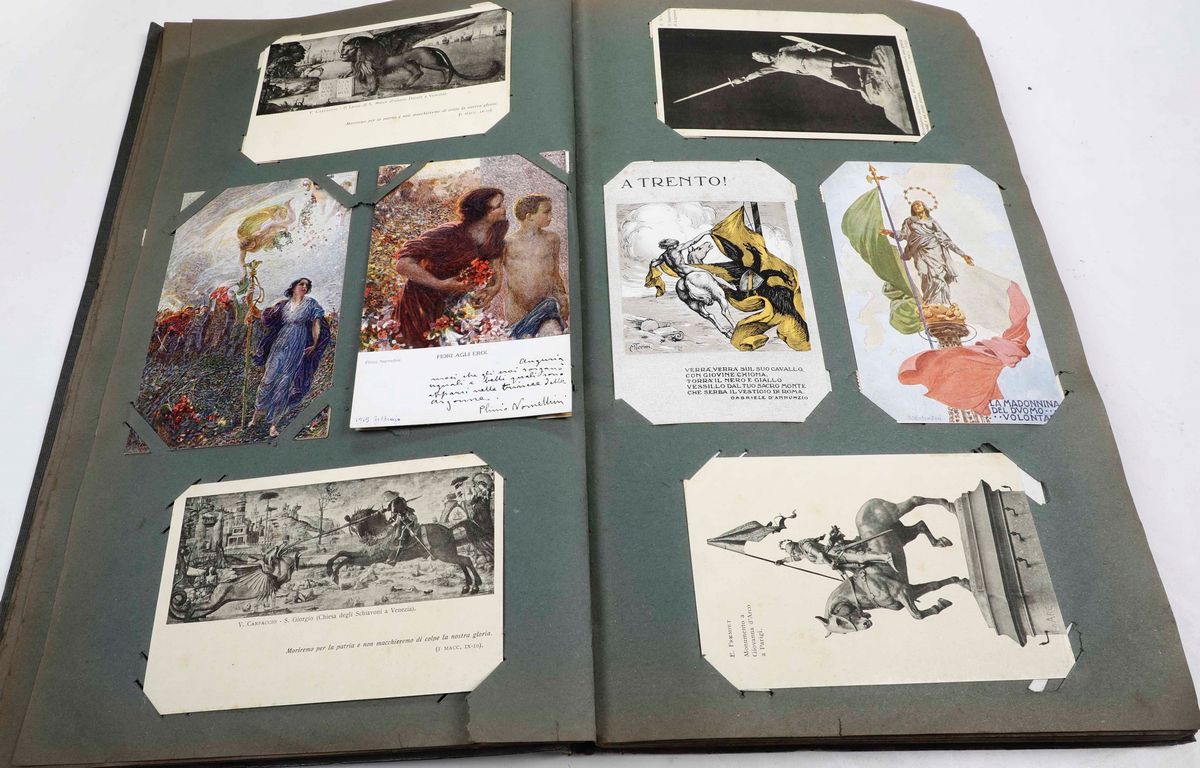 Cartoline e Fotografietre Album Contenenti Cartoline e Fotografie.