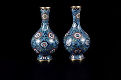 Coppia di Vasi a Bottiglia a Smalti Cloisonnè con Decori Vegetali e a Fiore Do Loto, Cina, Dinast...