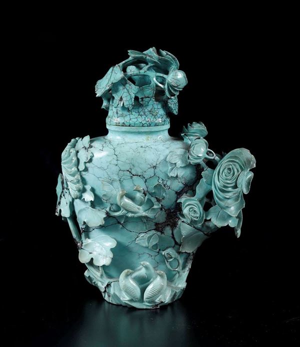 Vaso con coperchio scolpito in turchese con motivi floreali e figure di uccellini a traforo e a rilievo, Cina, XX secolo