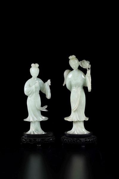Due Sculture in Giada Celadon Raffiguranti Fanciulle con Fiore e Piccolo Vaso, Cina, XX Secolo