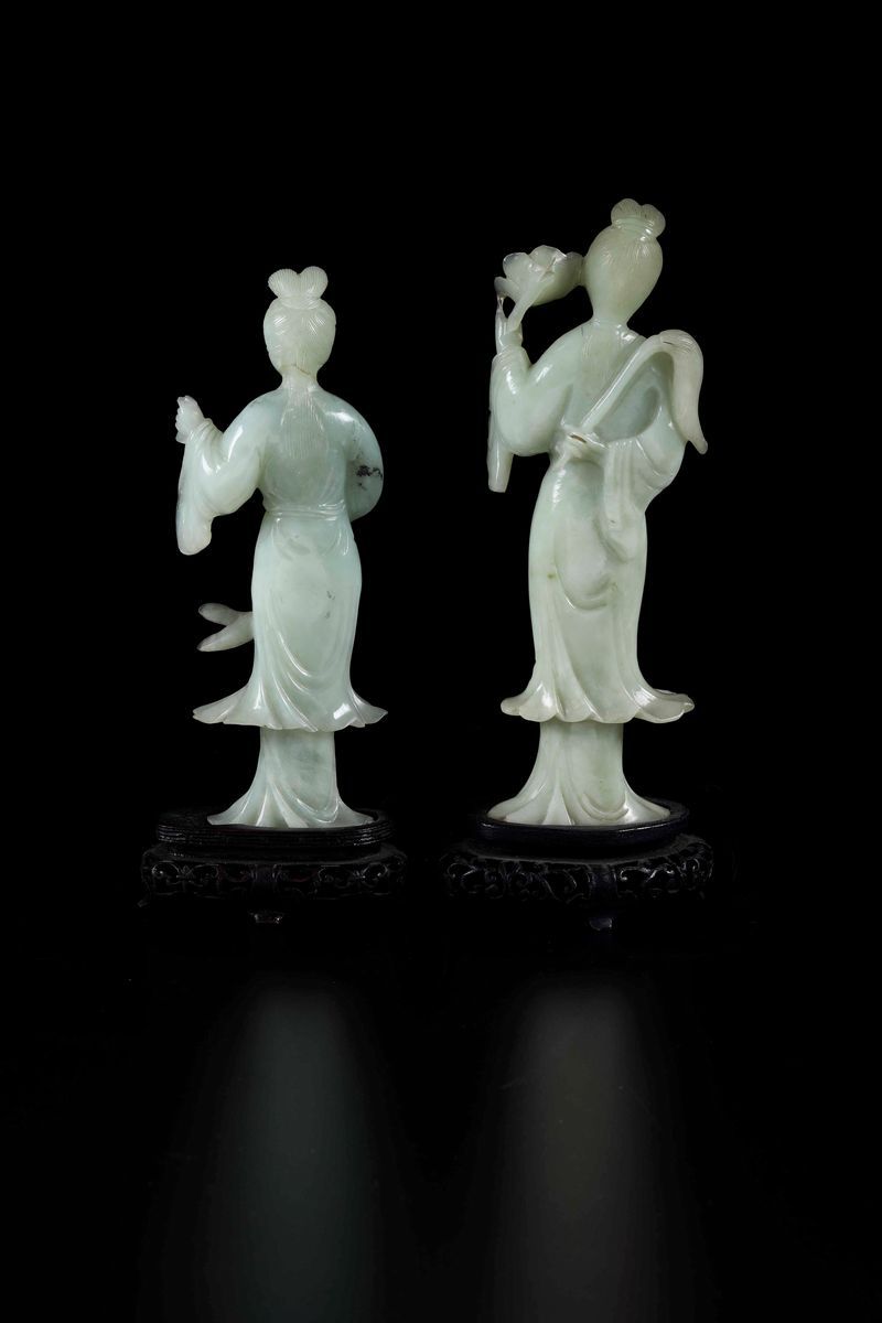 Due Sculture in Giada Celadon Raffiguranti Fanciulle con Fiore e Piccolo Vaso, Cina, XX Secolo