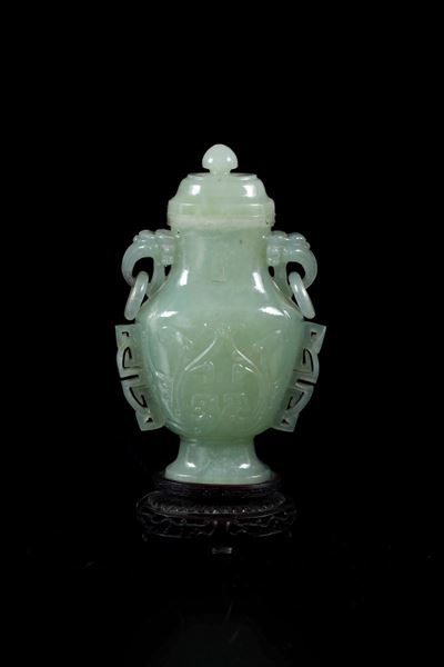 Vaso Scolpito in Giada Celadon con Coperchio e Anse Ad Anello, Cina, XX Secolo
