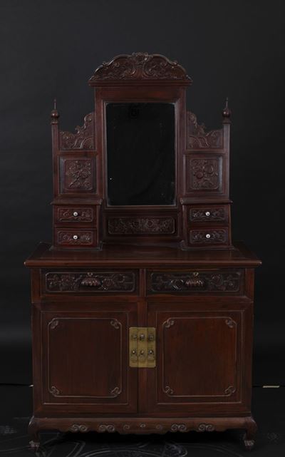 Coppia di Credenze in Legno di Homu Scolpito con Decori Floreali e Specchio, Cina, Dinastia Qing,...