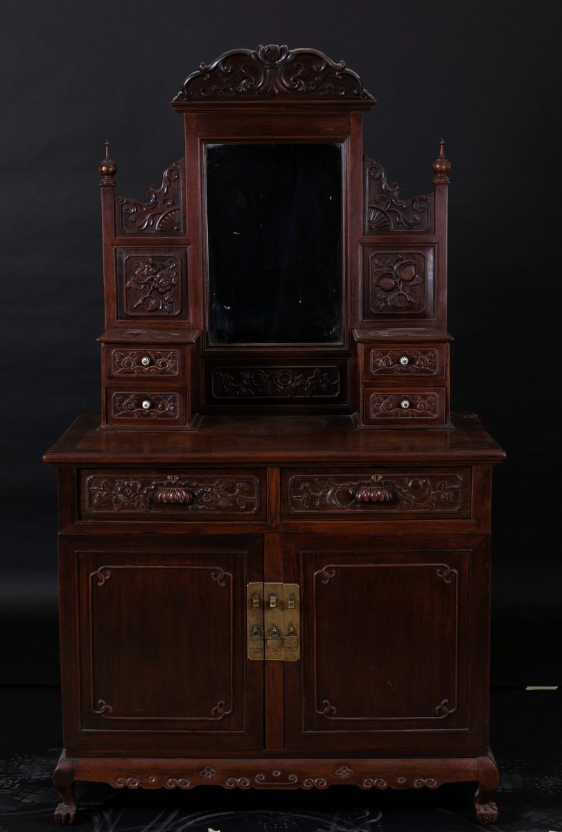 Coppia di Credenze in Legno di Homu Scolpito con Decori Floreali e Specchio, Cina, Dinastia Qing,...
