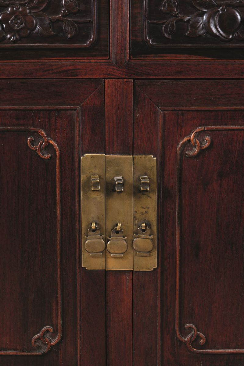 Coppia di Credenze in Legno di Homu Scolpito con Decori Floreali e Specchio, Cina, Dinastia Qing,...