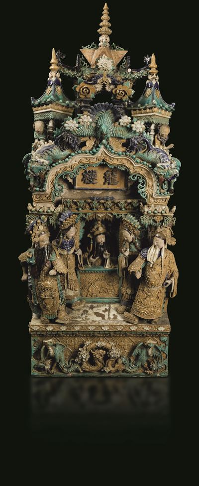 Raro e Importante Tempio in Terracotta Invetriata a Smalti Policromi con Figure di Dignitari, Fan...