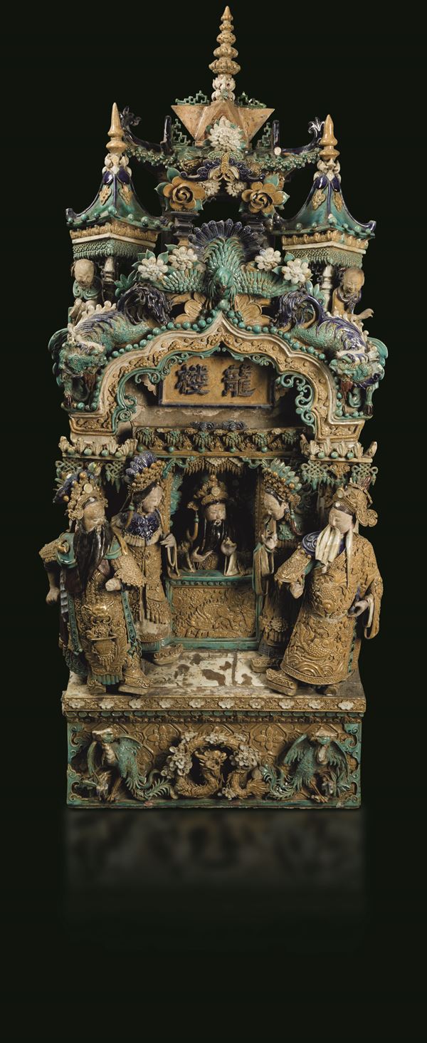Raro e importante tempio in terracotta invetriata a smalti policromi con figure di dignitari, fanciulle  [..]