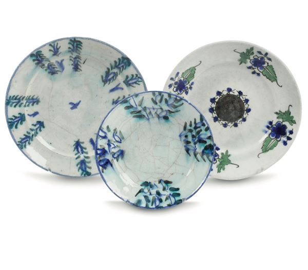 Tre piatti in porcellana, manifattura medio Orientale Turca o Iraniana