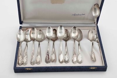Servizio di 12 Cucchiaini in Argento Entro Custodia. Argenteria Italiana del XX Secolo, Argentier...