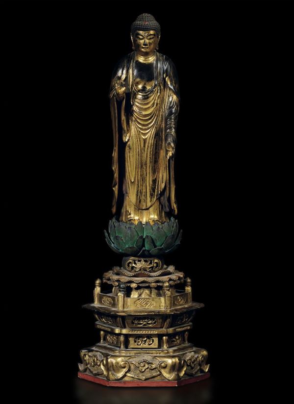Figura di Buddha stante su fiore di loto in legno laccato e dorato, Giappone, periodo Edo (1603-1868)