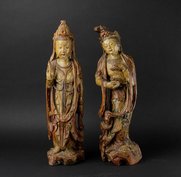 Due figure di Guanyin scolpite in legno con tracce di policromia, Cina, Dinastia Qing, XIX secolo