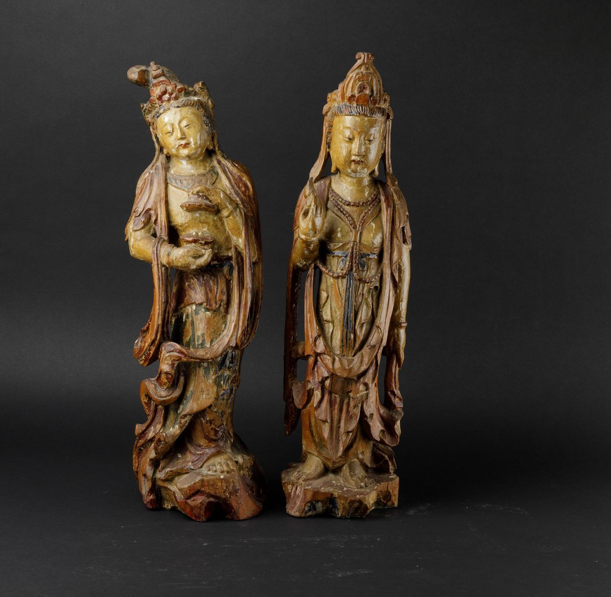 Due Figure di Guanyin Scolpite in Legno con Tracce di Policromia, Cina, Dinastia Qing, XIX Secolo
