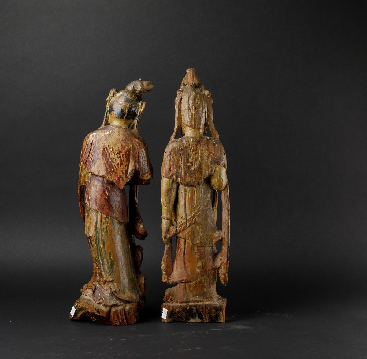 Due Figure di Guanyin Scolpite in Legno con Tracce di Policromia, Cina, Dinastia Qing, XIX Secolo