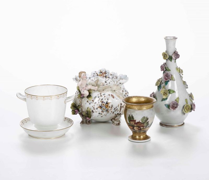 Quattro diverse porcellane (3 vasetti e una tazza) Manifatture diverse, XIX e XX secolo  - Asta Arredi da dimore italiane  | Cambi Time - Cambi Casa d'Aste
