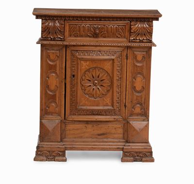Antica Credenza in Legno Scolpito, Friuli
