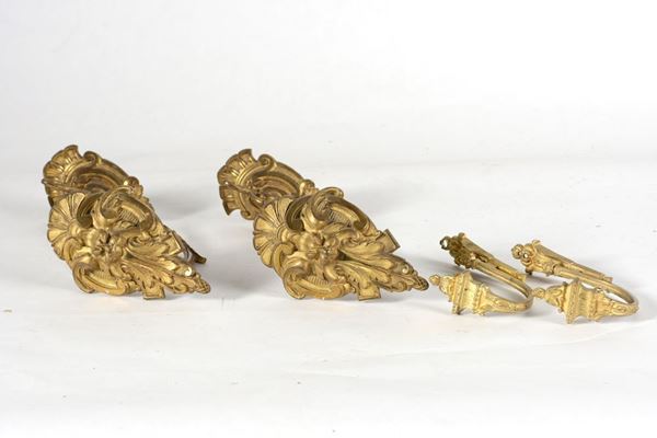 Due coppie di fermatende in bronzo dorato