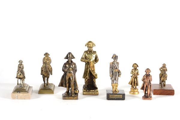 Undici statuine raffiguranti Napoleone in materiali diversi