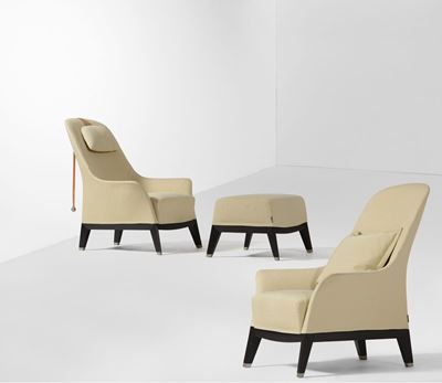Set di Due Poltrone con un Pouff. Struttura in Legno e Rivestimenti in Tessuto.