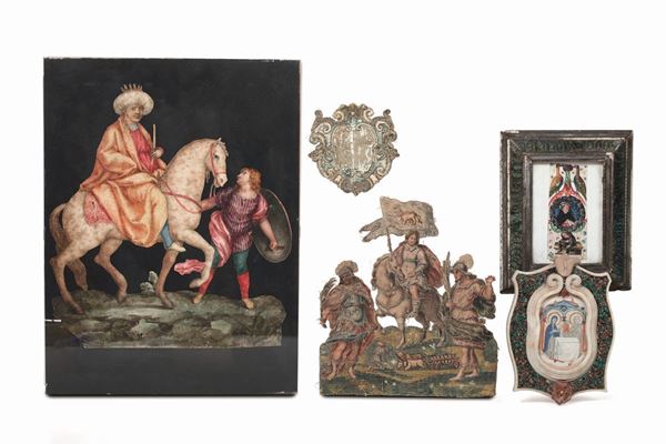 Due miniature capolettera in cornice, un dipinto su carta sagomata e due ricami su stoffa, varie epoche e manifatture