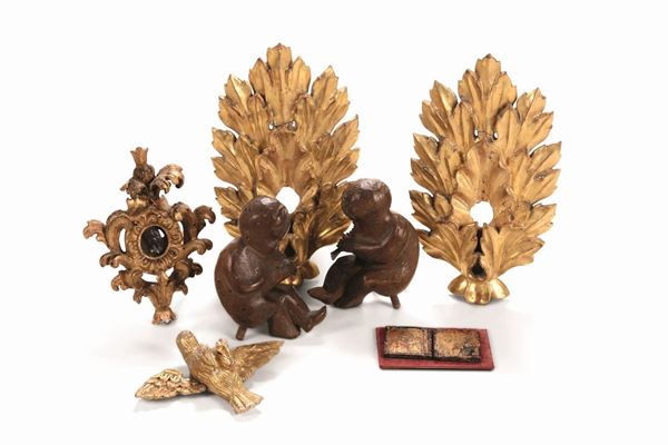 Diversi fregi dorati, una cornice con placchetta in bronzo, due putti in legno. Vari materiali, epoche e manifatture