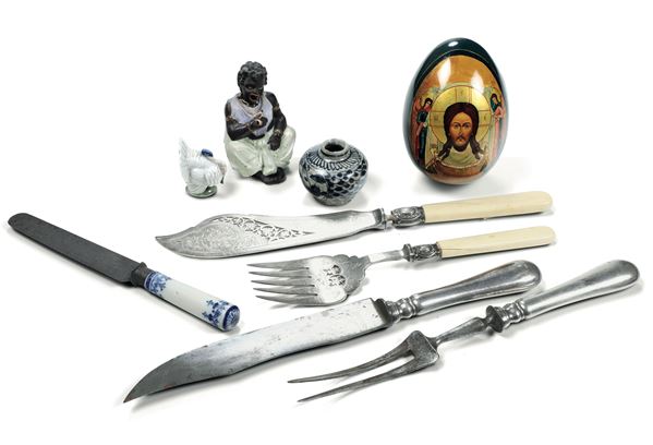 Lotto misto composto da diverse posate da portata alcuni oggetti in ceramica, uovo dipinto. Varie epoche e materiali dal XIX al XX secolo