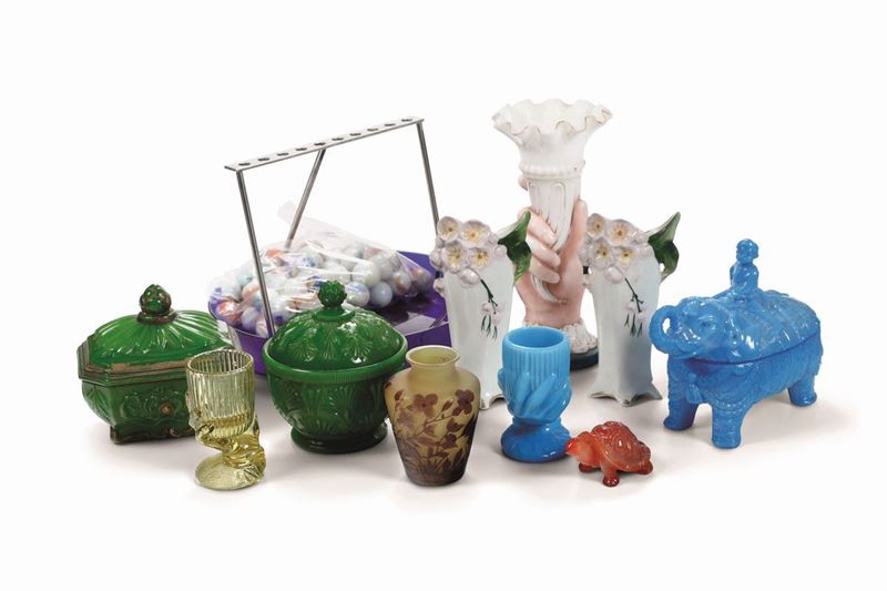 Gruppo di diversi vetri e due vasetti in porcellana  - Auction Furnishings from Italian Villas | Cambi Time - Cambi Casa d'Aste