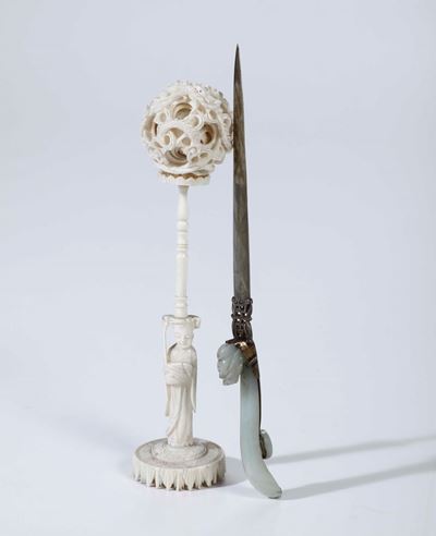 Due Oggetti Cinesi di Cui una Scultura in Avorio Traforato ed un Tagliacarte con Manico in Giada