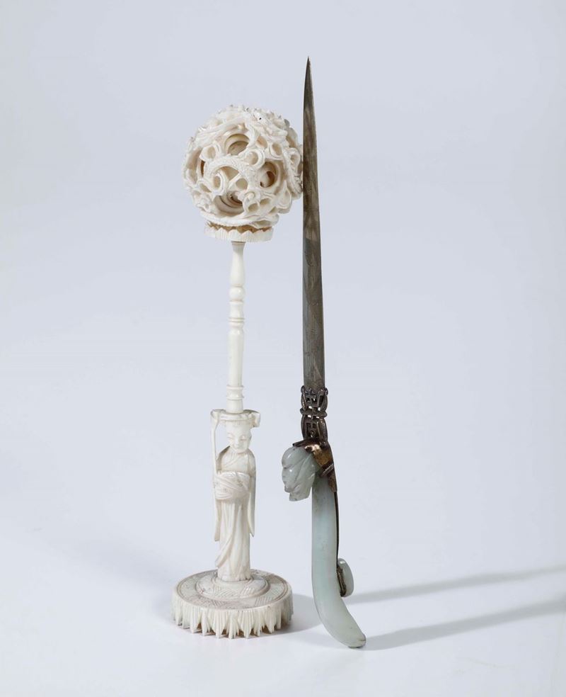 Due oggetti cinesi di cui una scultura in avorio traforato ed un tagliacarte con manico in giada  - Auction Furnishings from Italian Villas | Cambi Time - Cambi Casa d'Aste