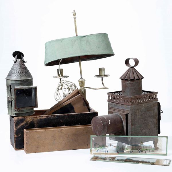 Lanterna in metallo, lampada in ottone e proiettore e lastre in vetro.  Varie epoche e manifatture dal XIX al XX secolo