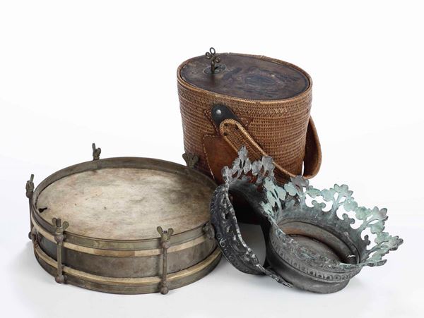 Cestino in vimini con coperchio in legno dipinto, tamburello e due corone in metallo. XIX-XX secolo