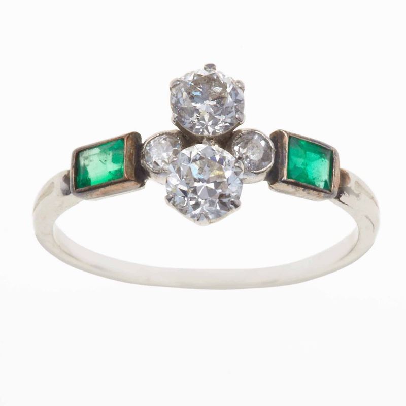 Anello con diamanti di vecchio taglio e smeraldi  - Asta Gioielli | Cambi Time - Cambi Casa d'Aste