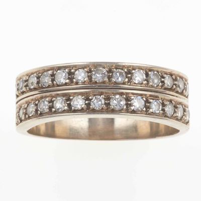 Lotto Composto da un Anello con Piccoli Diamanti Taglio Huit-huit ed un Anello con Smeraldi Tagli...